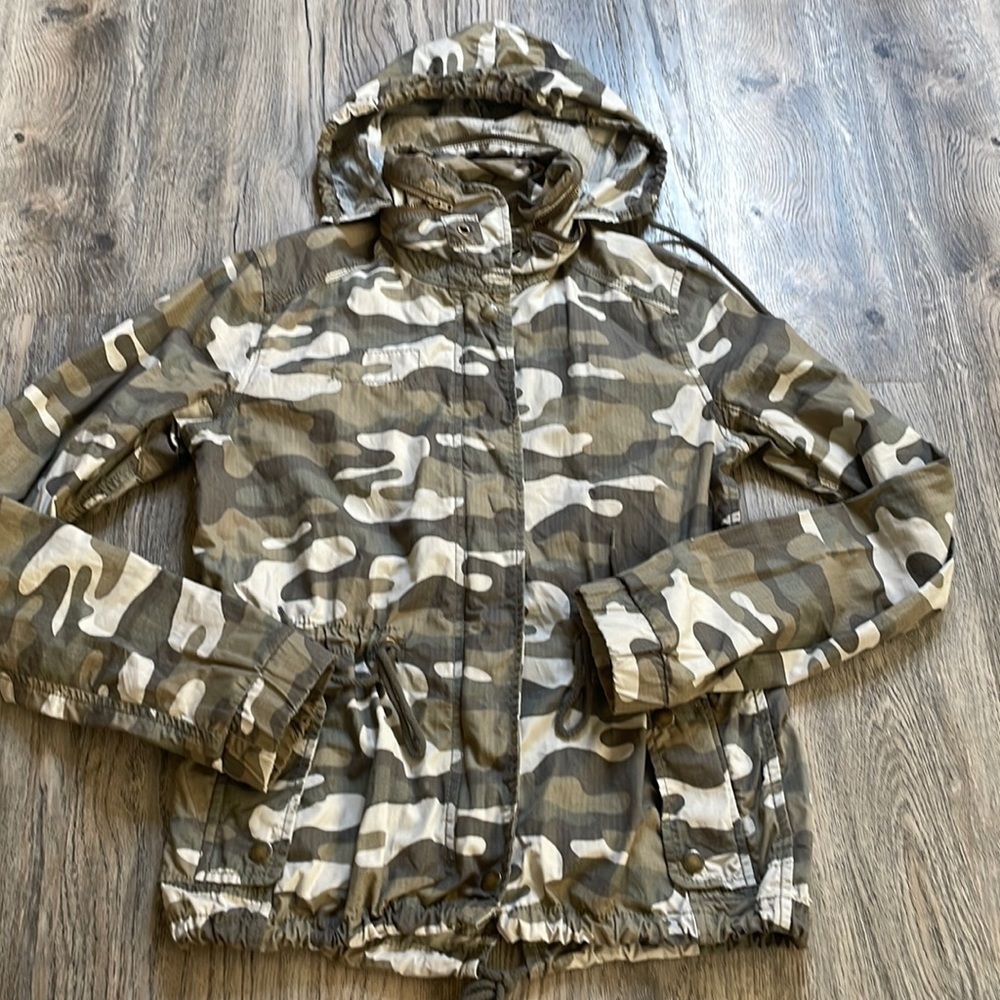 American Eagle Outfitters Women’s Hooded Camo Utility Jacket, size small